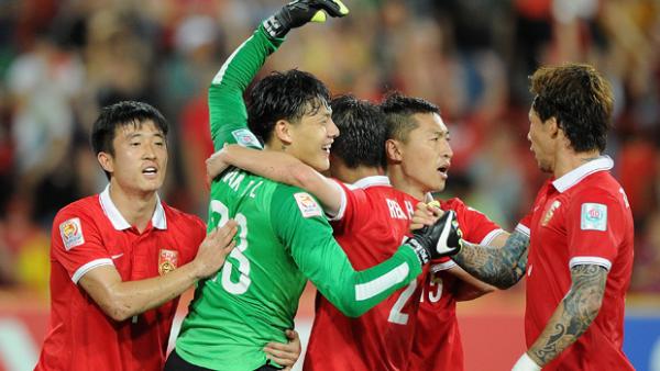 Chinese goalkeeper Wang Dalei celebrates with teammates after his side's 1-0 win over Saudi Arabia.