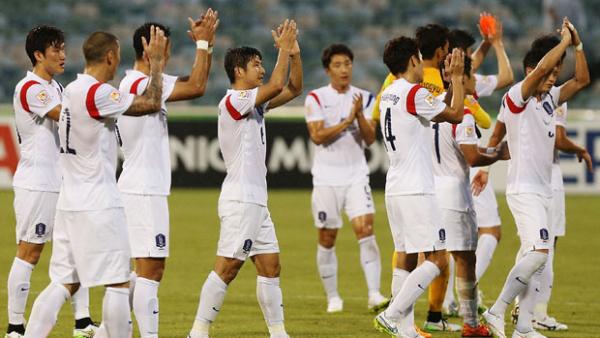 Korea Republic players acknowledge the crowd after their 1-0 win over Kuwait.
