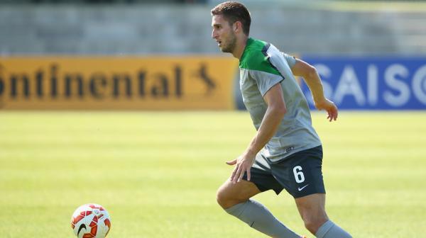 Matt Spiranovic on the ball during a Socceroos training session.