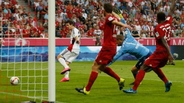 Robbie Kruse shoots during Bayer Leverkusen's loss to Bayern Munich.