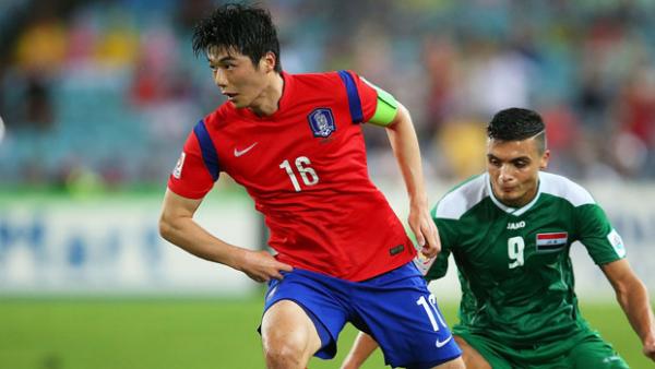 Ki Sung Yueng on the ball in the semi-final against Iraq.