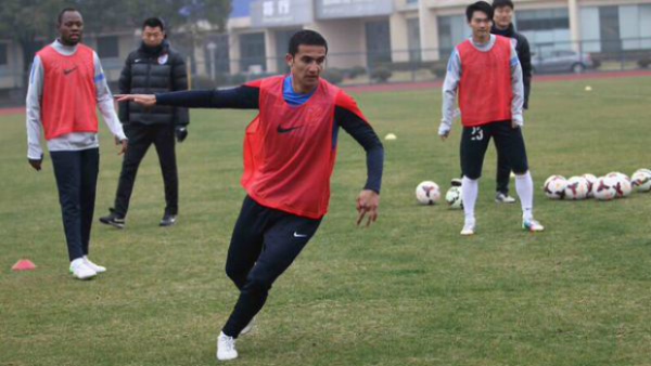 Tim Cahill on the training ground with his new Shanghai Shenhua teammates.