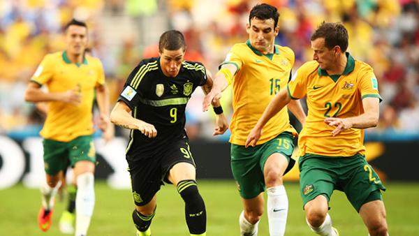 Spain's Fernando Torres avoids the attention of Mile Jedinak and Alex Wilkinson.