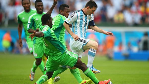 Juwon Oshaniwa challenges Messi during Nigeria's 3-2 loss to Argentina.