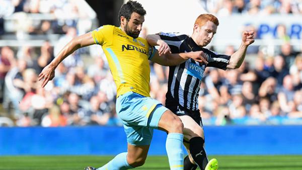 Jedinak and Jack Colback of Newcastle United battle for the ball.