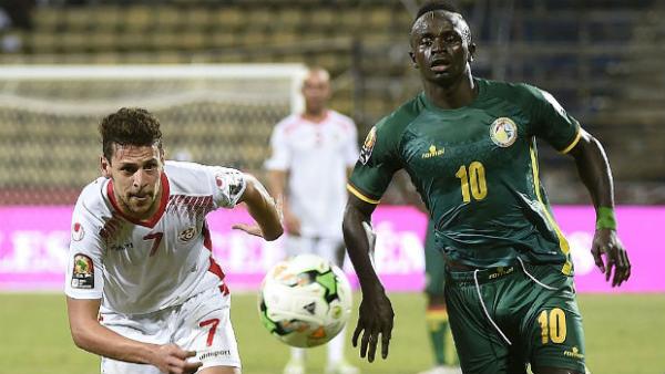 Tunisia's Youssef Msakni (L) and Senegal's Sadio Mane vie for the ball during the 2017 Africa Cup of Nations.