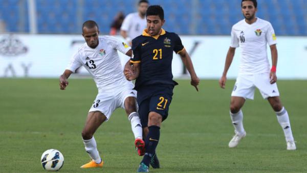 Soccceroos midfielder Massimo Luongo fights for the ball with Jordan's Yaseen Bakheet.