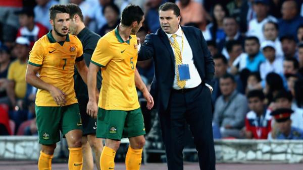 Ange Postecoglou provides instructions to midfielder Mark Milligan.