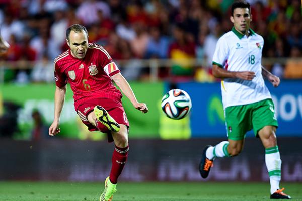 Andres Iniesta scored a late goal to secure a 2-0 victory for Spain over Bolivia.