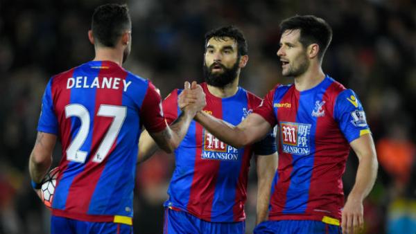 Mile Jedinak in action for Crystal Palace.