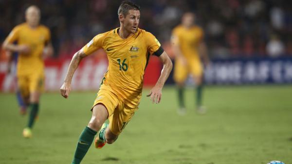 Caltex Socceroos attacker Nathan Burns has signed with Japanese club Sanfrecce Hiroshima.