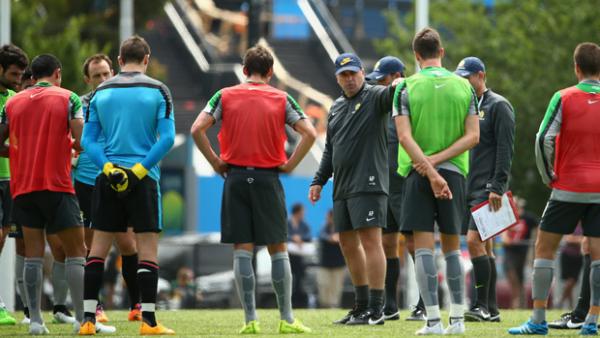 Postecoglou addresses his players during a Socceroos training session.