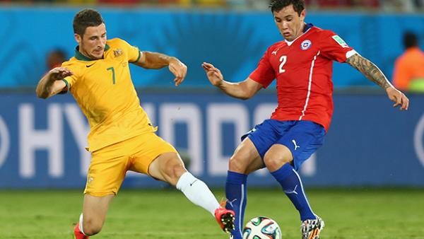 Leckie challenges Eugenio Mena in the Socceroos' World Cup opener against Chile.
