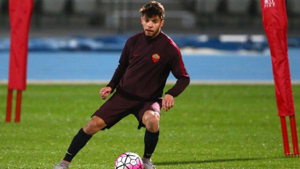 Daniel De Silva on the ball during an AS Roma training session.