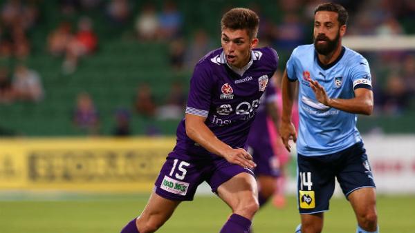 Perth Glory midfielder Brandon Wilson passes the ball against Sydney FC.
