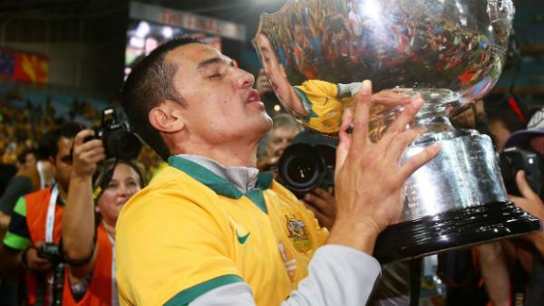 Socceroo Tim Cahill kisses the AFC Asian Cup.