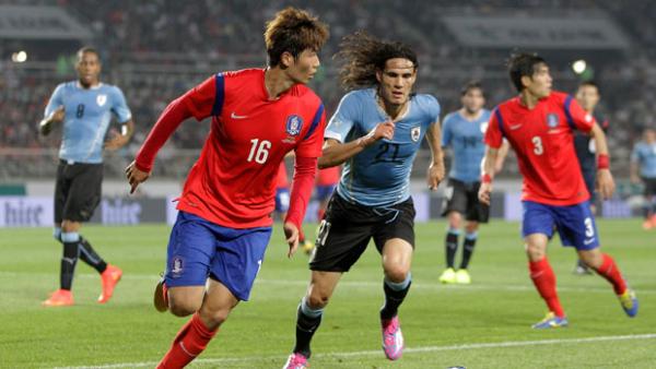Ki fights for the ball with Uruguay's Edinson Cavani in a recent friendly.