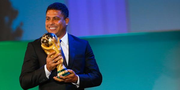 Ronaldo poses with the FIFA World Cup trophy.