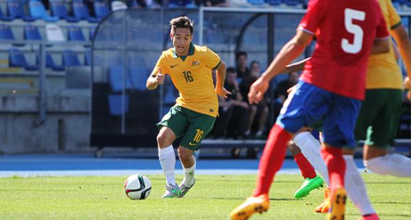 Jonny Vakirtzis runs at Costa Rican defenders