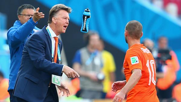 Netherlands coach Louis van Gaal gives instructions to Wesley Sneijder during win over Chile.